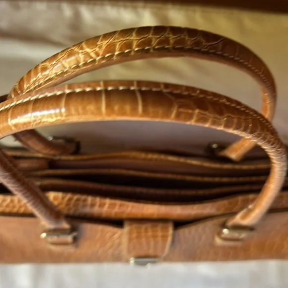 Liz Claiborne’s Tan Crocodile Pattern Tan Handbag - Picture 16 of 17